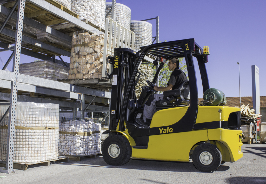 products.forklifts.counterbalanced.gallery-(25, lx, yale)-01