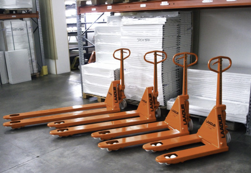 products.forklifts.hand-pallet-trucks.featured-()-01