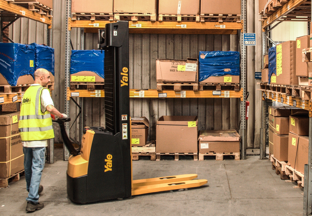 products.forklifts.stackers-(yale, ms)-02