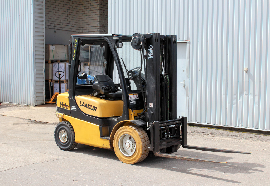 products.forklifts.used-(R385)-01