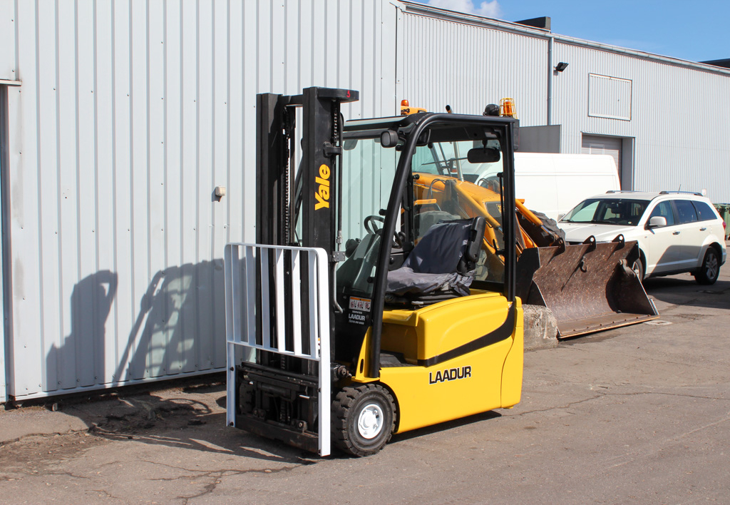 products.forklifts.used-(R421)-01