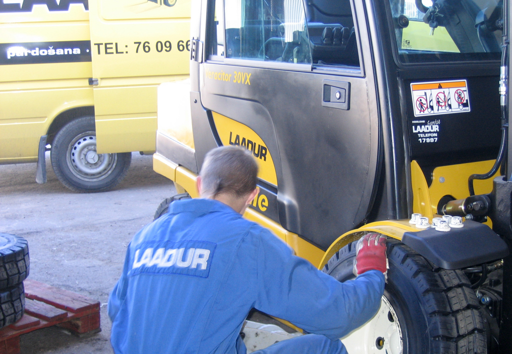 services.maintenance.tire-mount.gallery-(laadur, mount, service, tire)-01